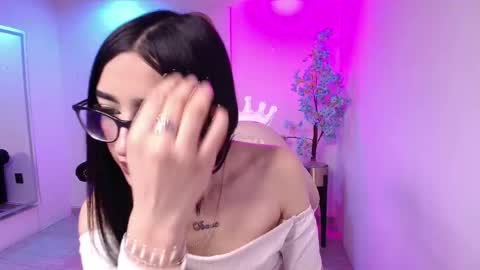 Snapshot of emiily_andrews chatting on 11-25-25, 08:31 Emiily online show from 11-25-25, 08:31