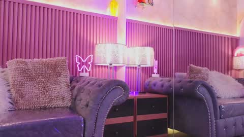 Snapshot of emiiscoot_1 chatting on 12-13-24, 01:01 Emily online show from 12-13-24, 01:01