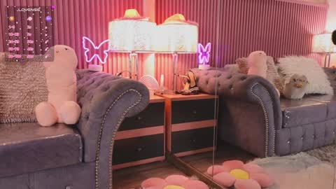 Snapshot of emiiscoot_1 chatting on 01-09-25, 01:02 Emily online show from 01-09-25, 01:02