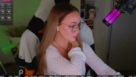 Snapshot of emili1_bc chatting on 11-23-25, 01:11 Emili online show from 11-23-25, 01:11