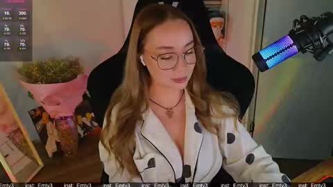 Snapshot of emili1_bc chatting on 12-01-25, 11:48 Emili online show from 12-01-25, 11:48