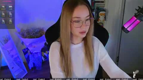 Snapshot of emili1_bc chatting on 12-03-25, 02:04 Emili online show from 12-03-25, 02:04