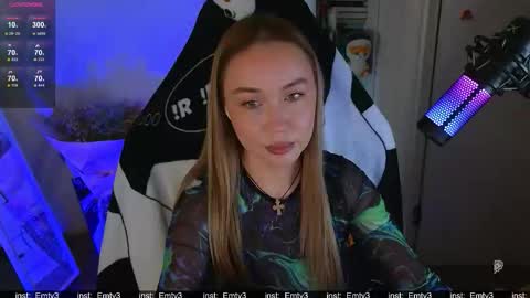 Snapshot of emili1_bc chatting on 12-16-25, 04:23 Emili online show from 12-16-25, 04:23