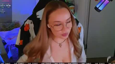 Snapshot of emili1_bc chatting on 12-18-25, 11:16 Emili online show from 12-18-25, 11:16