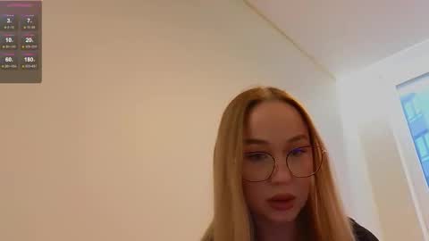 Snapshot of emili1_bc chatting on 12-22-25, 12:24 Emili online show from 12-22-25, 12:24