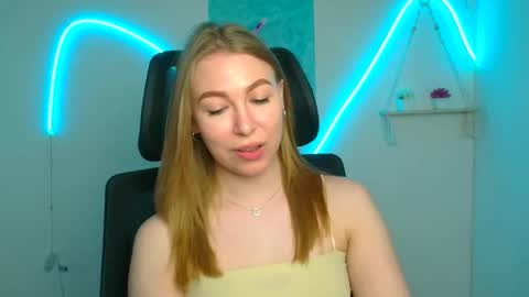 Snapshot of emilia_ilia chatting on 05-07-26, 05:35 Emilia online show from 05-07-26, 05:35