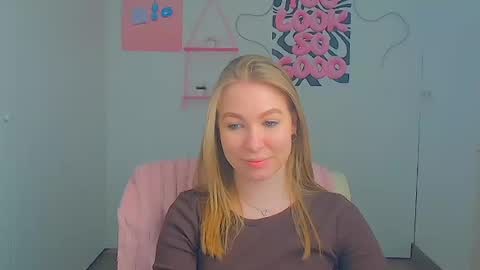 Snapshot of emilia_ilia chatting on 05-12-26, 05:37 Emilia online show from 05-12-26, 05:37