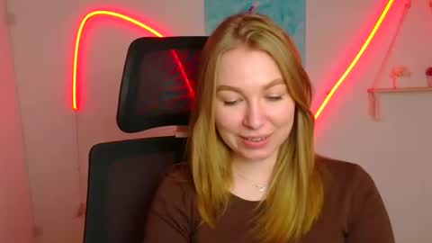 Snapshot of emilia_ilia chatting on 05-16-26, 10:36 Emilia online show from 05-16-26, 10:36