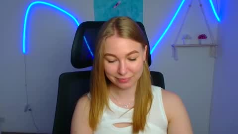 Snapshot of emilia_ilia chatting on 05-19-26, 05:36 Emilia online show from 05-19-26, 05:36