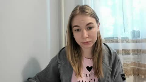 Snapshot of emilia_ilia chatting on 06-11-26, 04:49 Emilia online show from 06-11-26, 04:49
