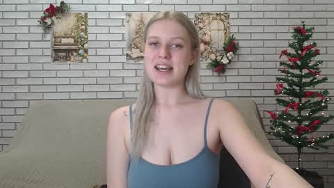 Snapshot of emiliaduchess chatting on 12-19-24, 12:12 Amili online show from 12-19-24, 12:12