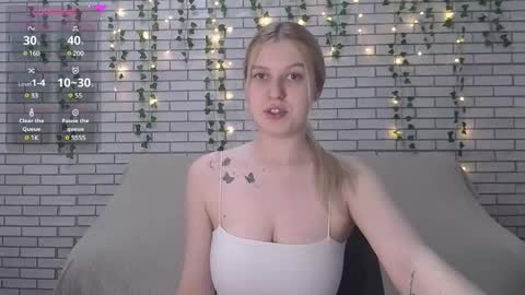 Snapshot of emiliaduchess chatting on 02-25-25, 12:03 Amili online show from 02-25-25, 12:03