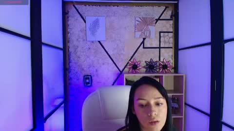 Snapshot of emiliarose_ chatting on 02-21-25, 09:11 EmiliaRose online show from 02-21-25, 09:11