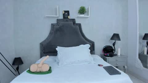 Snapshot of emiliarose_ chatting on 11-13-25, 09:25 EmiliaRose online show from 11-13-25, 09:25