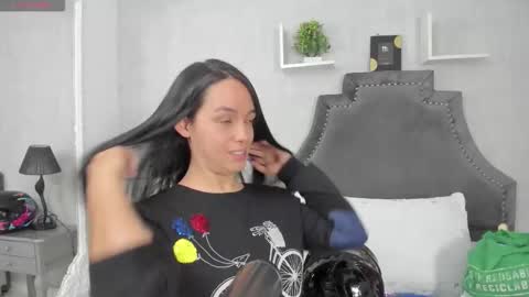 Snapshot of emiliarose_ chatting on 11-14-25, 09:24 EmiliaRose online show from 11-14-25, 09:24