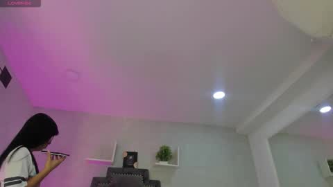 Snapshot of emiliarose_ chatting on 11-17-25, 08:36 EmiliaRose online show from 11-17-25, 08:36