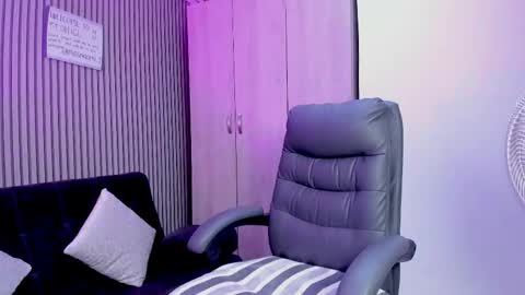 Snapshot of emilirosses chatting on 10-23-25, 11:53 emilirosses online show from 10-23-25, 11:53