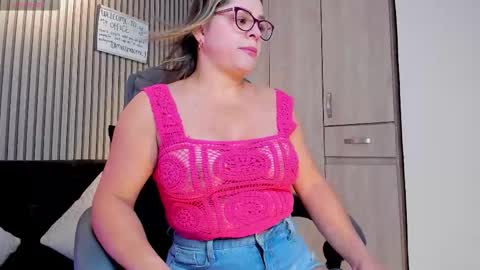 Snapshot of emilirosses chatting on 10-26-25, 12:00 emilirosses online show from 10-26-25, 12:00