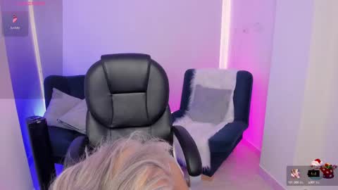 Snapshot of emilly_smith_1 chatting on 09-14-25, 09:14 Emily online show from 09-14-25, 09:14