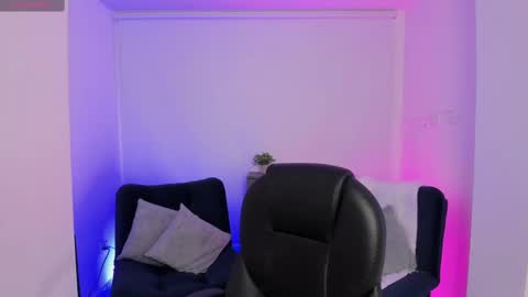 Snapshot of emilly_smith_1 chatting on 09-23-25, 03:53 Emily online show from 09-23-25, 03:53