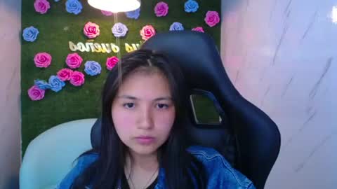 Snapshot of emiluna_a chatting on 06-12-26, 10:52 emiluna_a online show from 06-12-26, 10:52