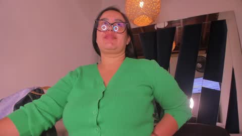 Snapshot of emily18__ chatting on 01-28-25, 06:07 Emily online show from 01-28-25, 06:07