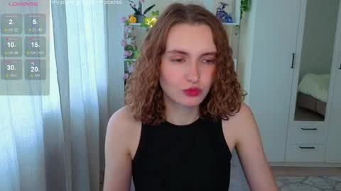 Snapshot of emily_lune chatting on 05-06-26, 06:41 Emily online show from 05-06-26, 06:41