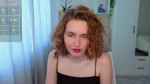 Snapshot of emily_lune chatting on 06-07-26, 05:00 Emily online show from 06-07-26, 05:00