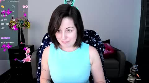 Snapshot of emily_midlton chatting on 03-11-25, 06:19 Emily online show from 03-11-25, 06:19