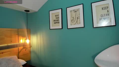 Snapshot of emily_roberts1 chatting on 01-28-25, 12:32 Emily online show from 01-28-25, 12:32