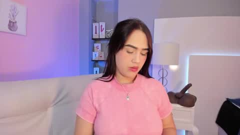 Snapshot of emily_roberts1 chatting on 02-19-25, 03:38 Emily online show from 02-19-25, 03:38