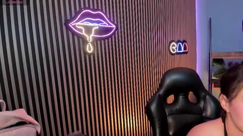 Snapshot of emily_roberts1 chatting on 12-04-25, 04:44 Emily online show from 12-04-25, 04:44