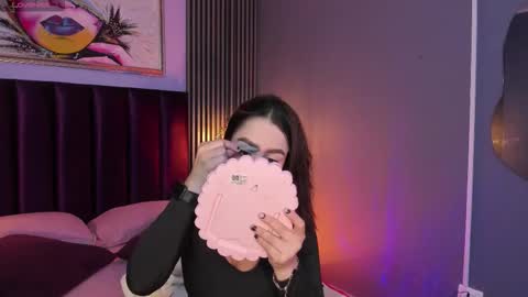 Snapshot of emily_roberts1 chatting on 12-21-25, 01:57 Emily online show from 12-21-25, 01:57