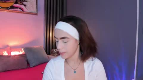 Snapshot of emily_roberts1 chatting on 12-23-25, 05:05 Emily online show from 12-23-25, 05:05
