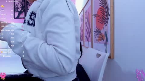 Snapshot of emily_roux chatting on 01-09-25, 08:13 EMILY online show from 01-09-25, 08:13