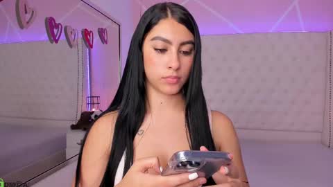 Snapshot of emily_roux chatting on 02-26-25, 08:48 EMILY online show from 02-26-25, 08:48