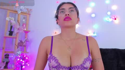 Snapshot of emily_sanderss1 chatting on 12-14-24, 11:01 Emily online show from 12-14-24, 11:01