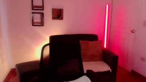 Snapshot of emily_swan_04 chatting on 02-27-25, 04:21 Emily  Swan online show from 02-27-25, 04:21