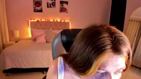 emily_warren__ online show from 04-22-26, 09:05