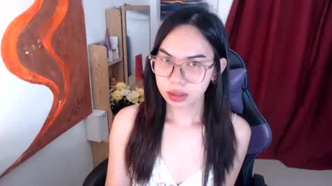 emily_xo143 online show from 06-15-26, 09:44