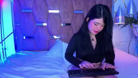 Snapshot of emilyandrew_ chatting on 11-13-25, 05:39 Amily Andrew online show from 11-13-25, 05:39