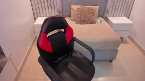  E M Y L Y  online show from 03-26-26, 12:44