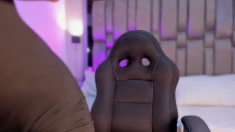 Emily online show from 10-12-25, 07:57