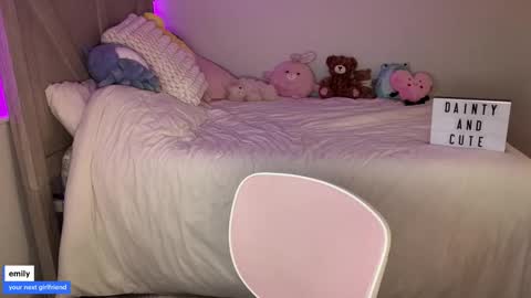 Snapshot of emilyfawn chatting on 09-17-25, 03:30 emilyfawn online show from 09-17-25, 03:30