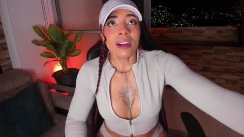 Snapshot of emilyfitness8 chatting on 12-23-24, 06:22 emily online show from 12-23-24, 06:22