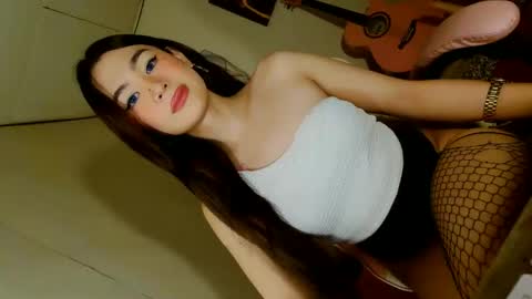 Snapshot of emilyfuckers chatting on 12-15-25, 09:46 ariane online show from 12-15-25, 09:46