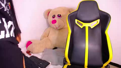 Snapshot of emilygoddess_ chatting on 10-18-25, 12:06 emilygoddess_ online show from 10-18-25, 12:06