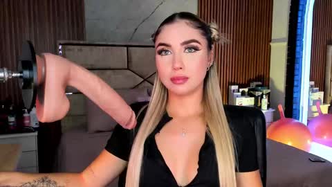 Emily Hendrix online show from 09-26-25, 08:35