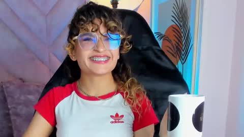 Snapshot of emilyjonesss_ chatting on 03-13-26, 08:15 Emilyjonnes online show from 03-13-26, 08:15