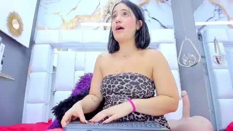 Snapshot of emilymadrid chatting on 02-08-25, 11:01 Emily online show from 02-08-25, 11:01